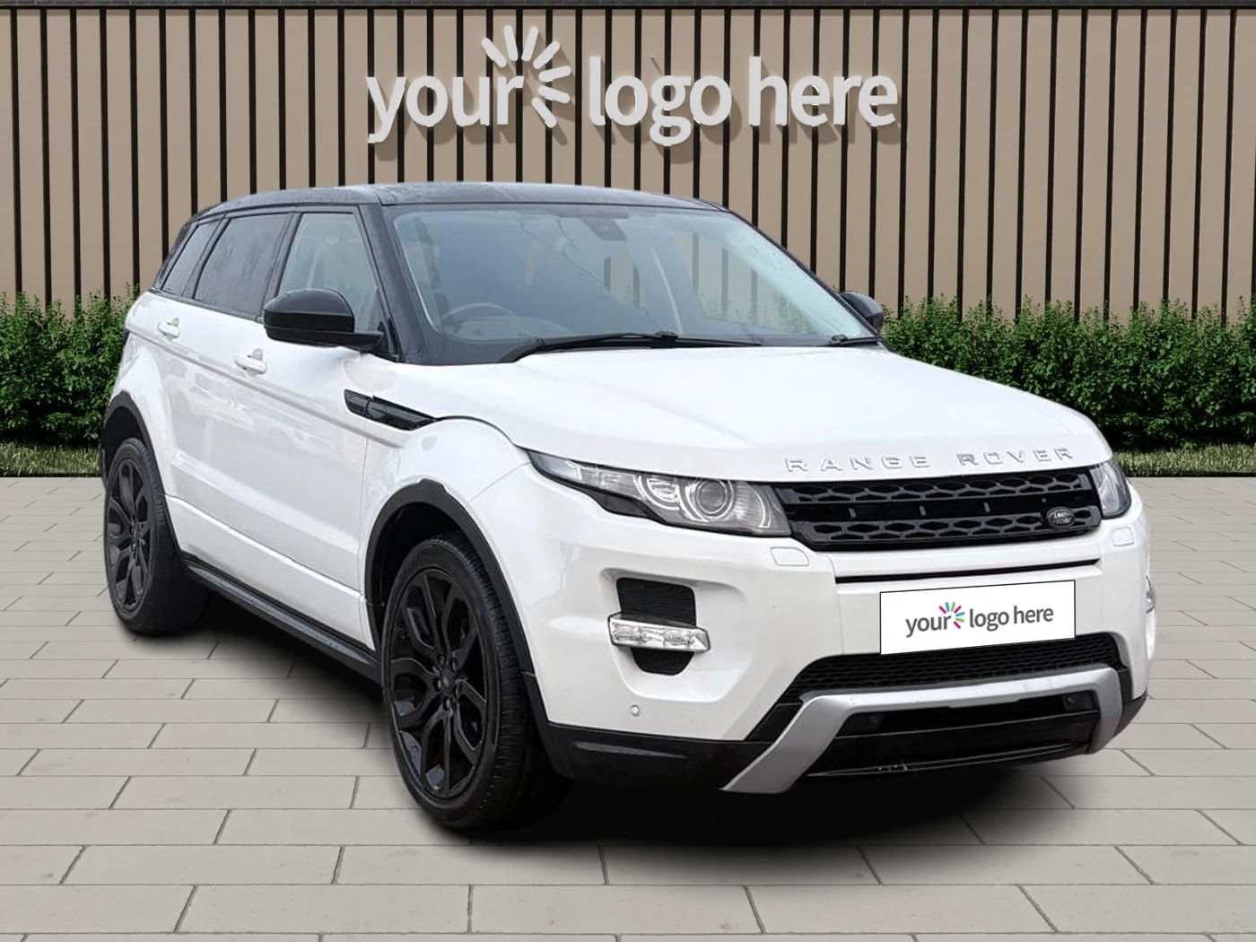 Auto před Scénou se stěnou a logem autosalonu, vytvořila Motuva z fotky z telefonu